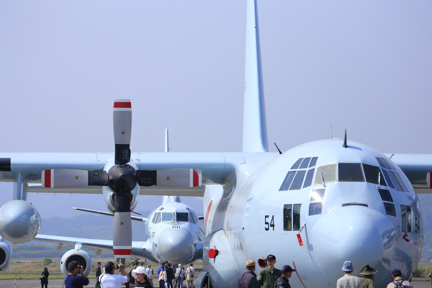 海自初導入のC-130R。米軍払下げで昨年厚木基地に配備。後方にP-3の後継機P-1の姿も。（エアーメモリアルinかのや）