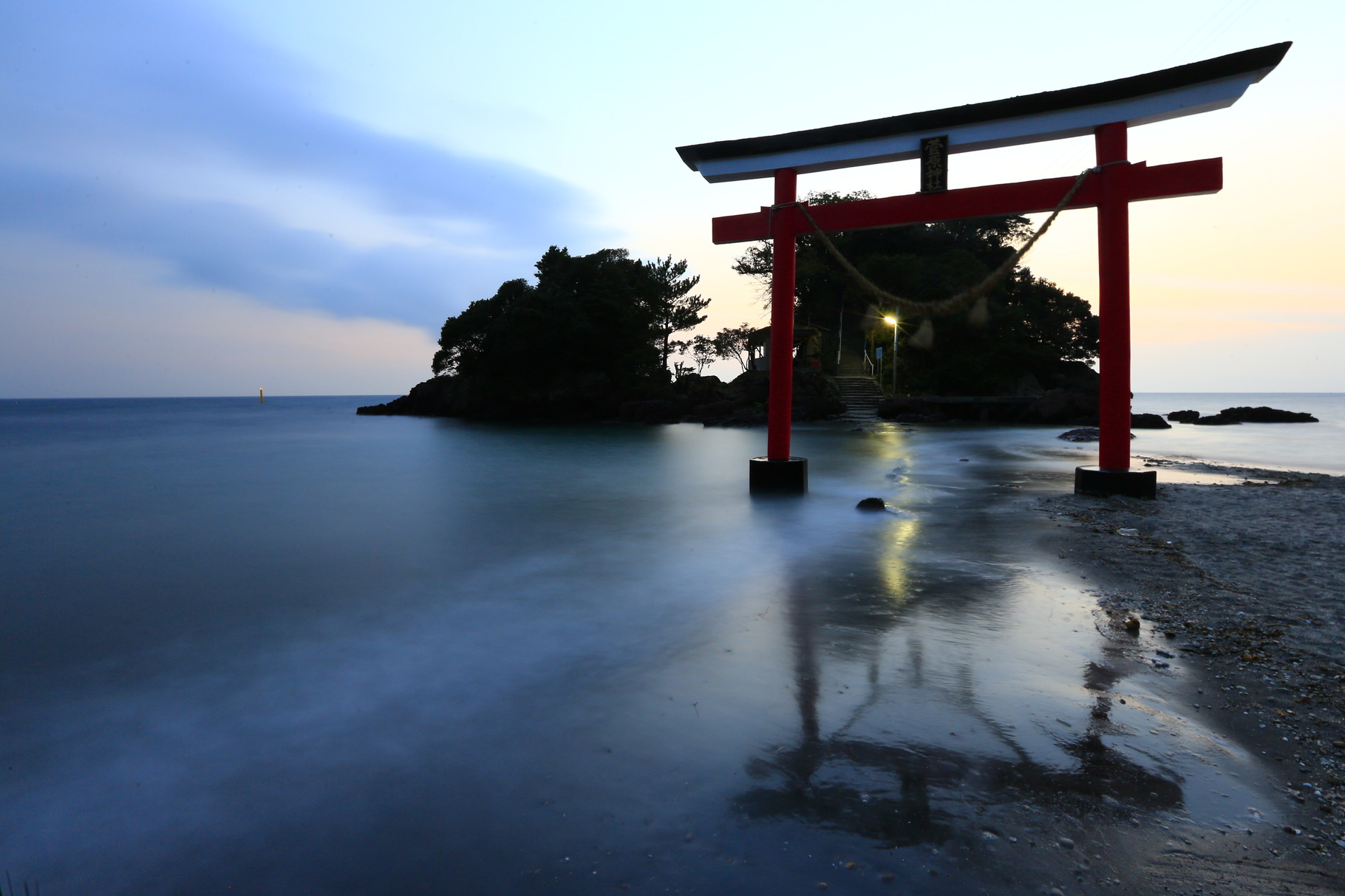 荒平天神　満潮時は鳥居下にも潮が寄せる（3/8鹿屋市天神町)