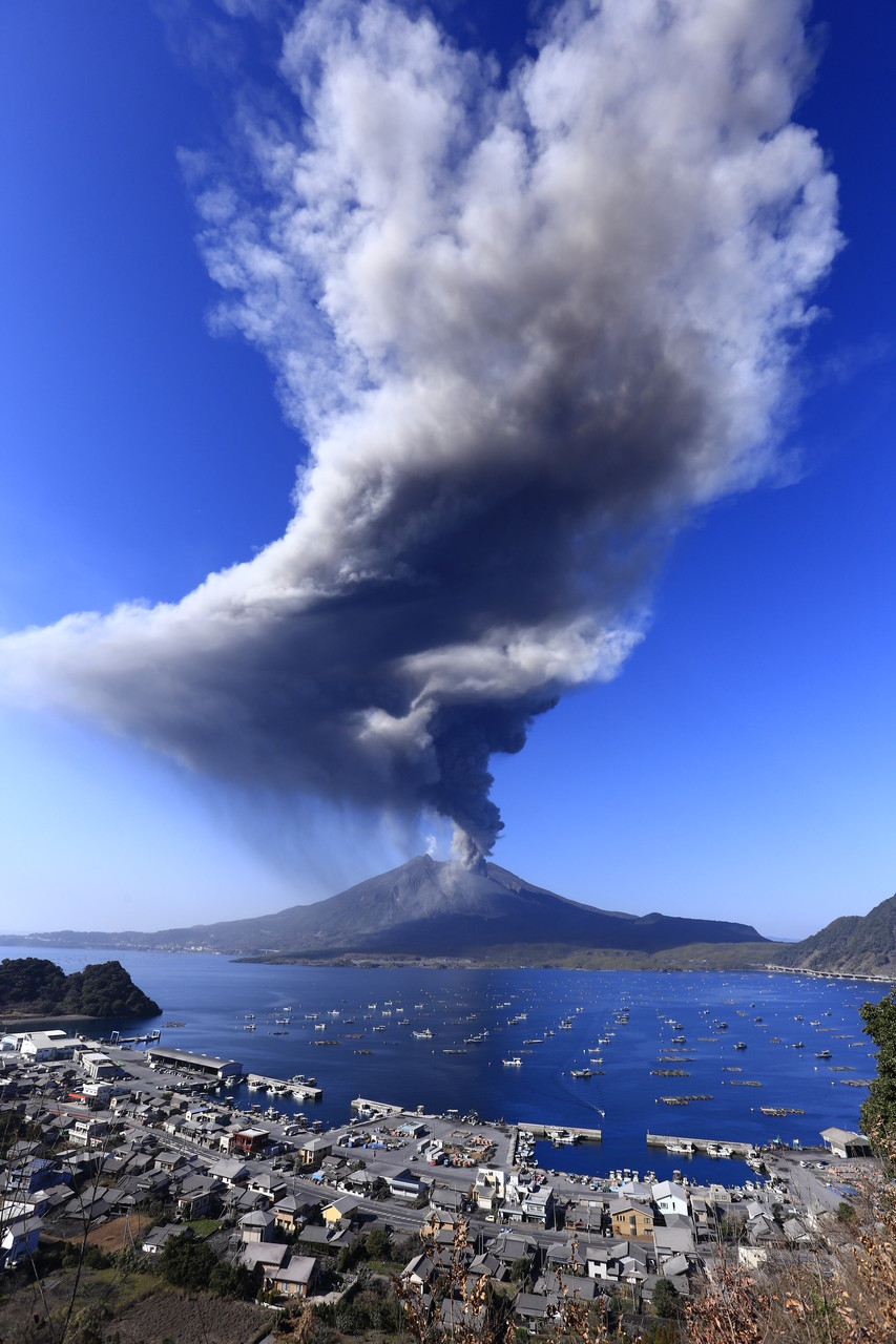 桜島の噴火は収まりを知らない。（桜島）