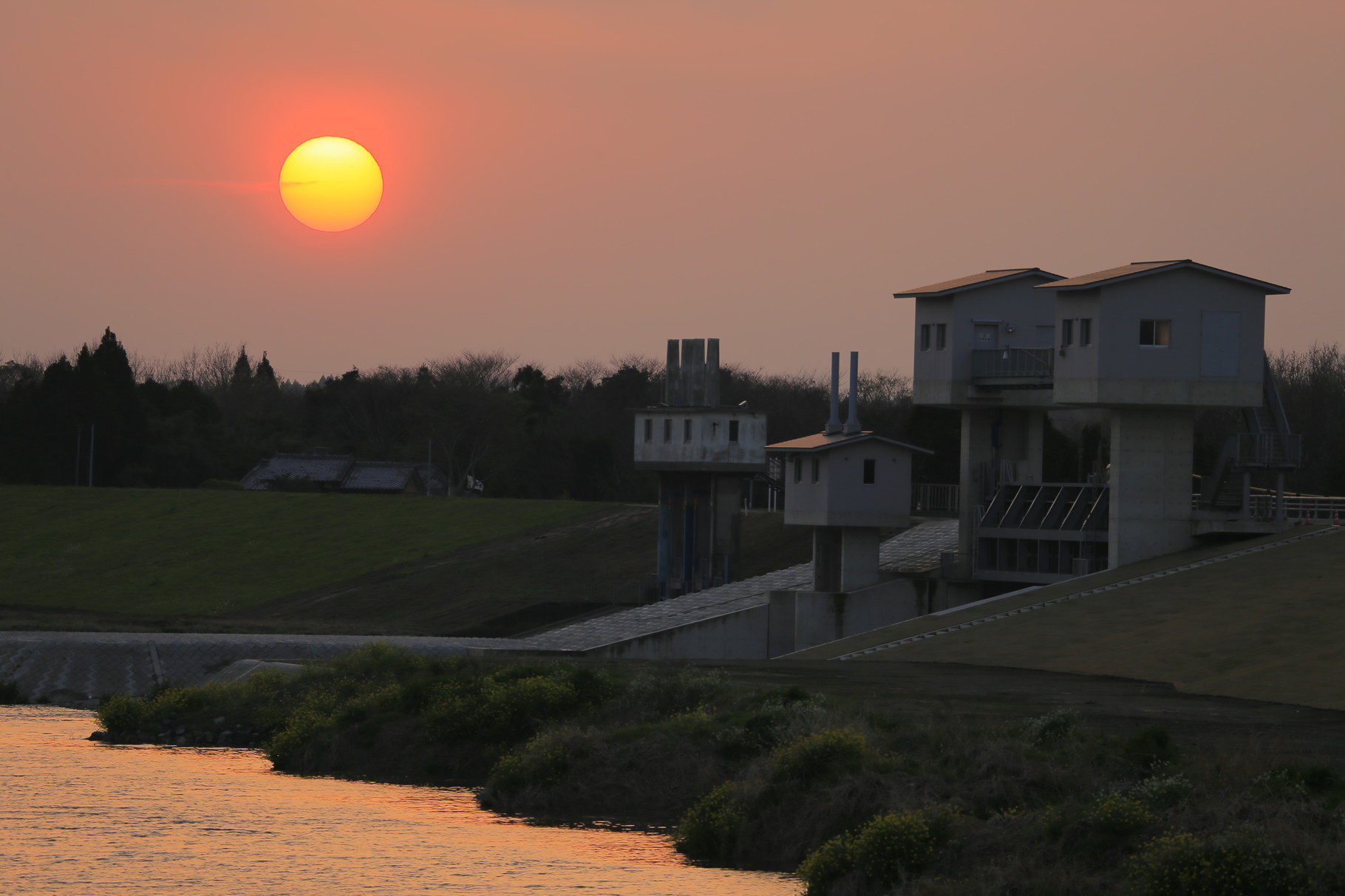「甫木（ホノキ）水門と夕陽」 水門は俗に「同じ水門は二つと無い」と言われる位、これまた魅力深いカテゴリ。