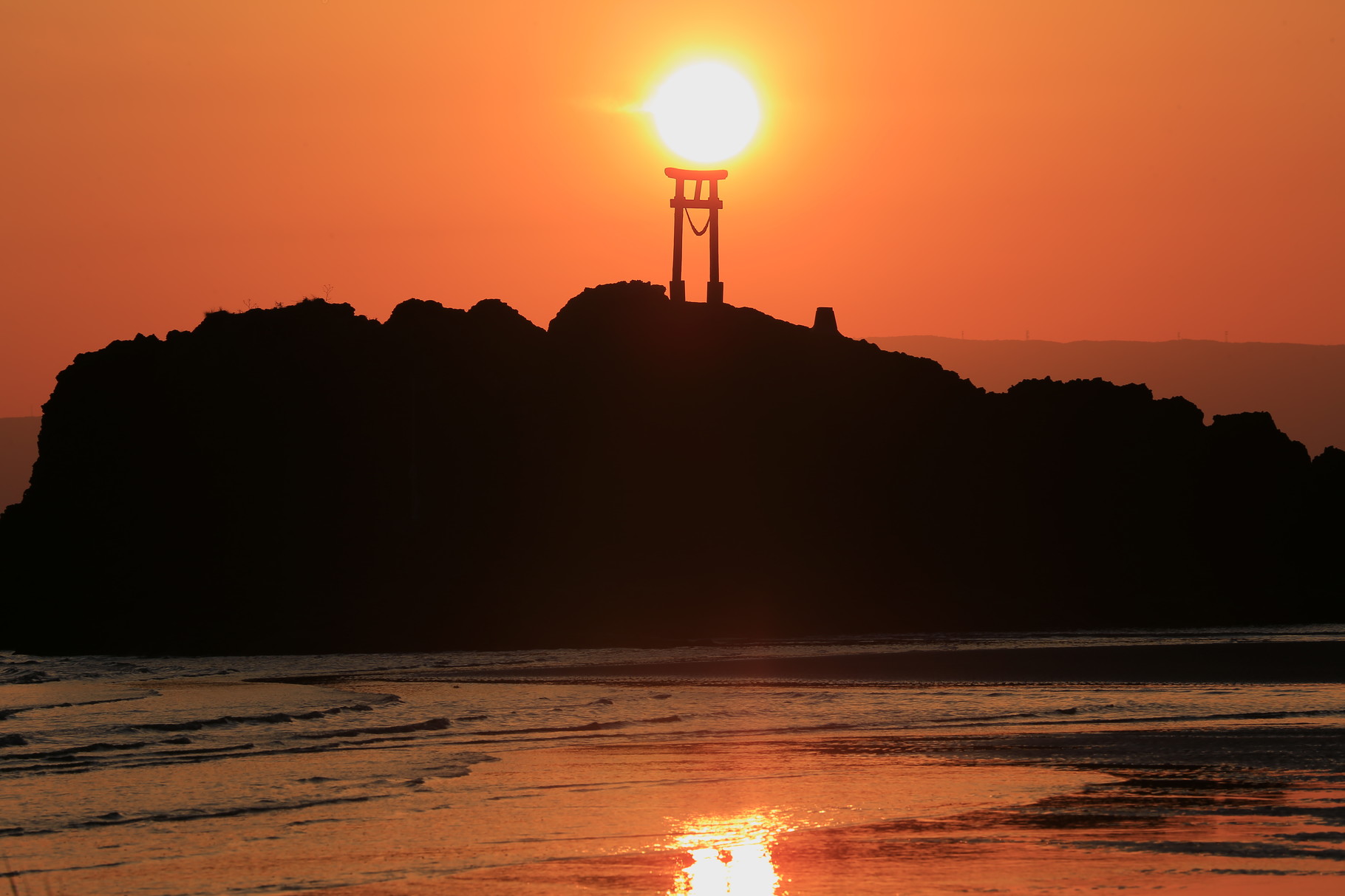 鳥居と夕陽　神聖な景色(3/2鹿屋市高須町高須海水浴場）