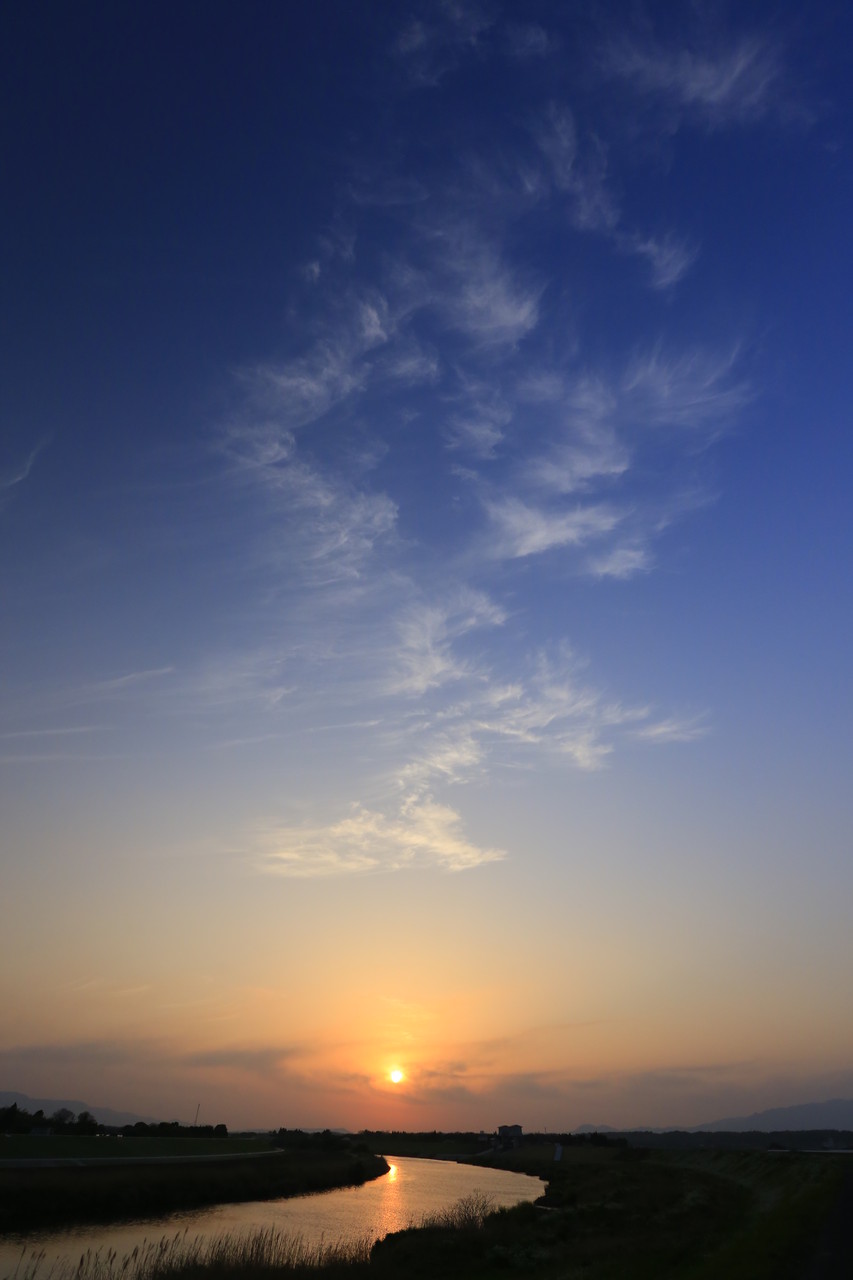 夕陽と雲。（池之園橋）