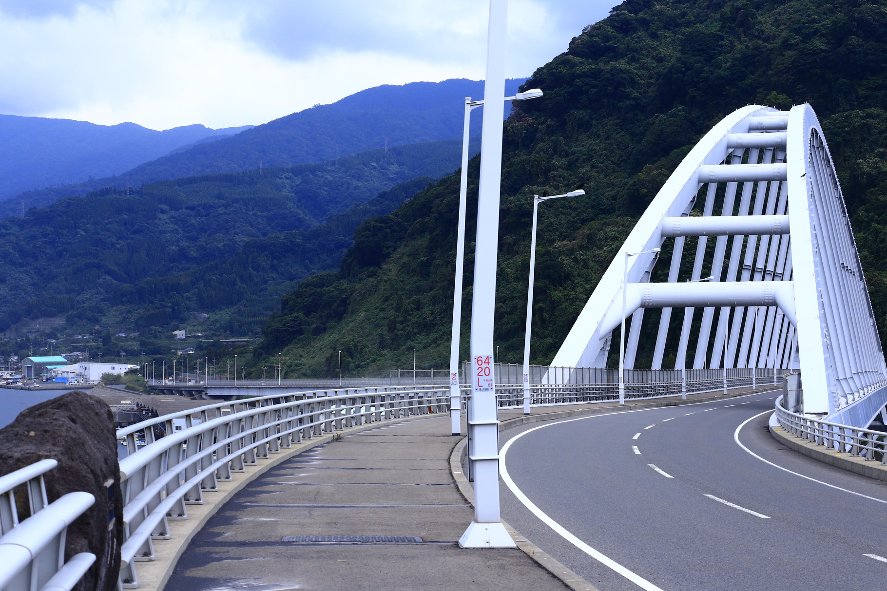 垂水市牛根と桜島とを結ぶ「牛根大橋」。バランスドアーチという構造形式では九州最長だそうだ。