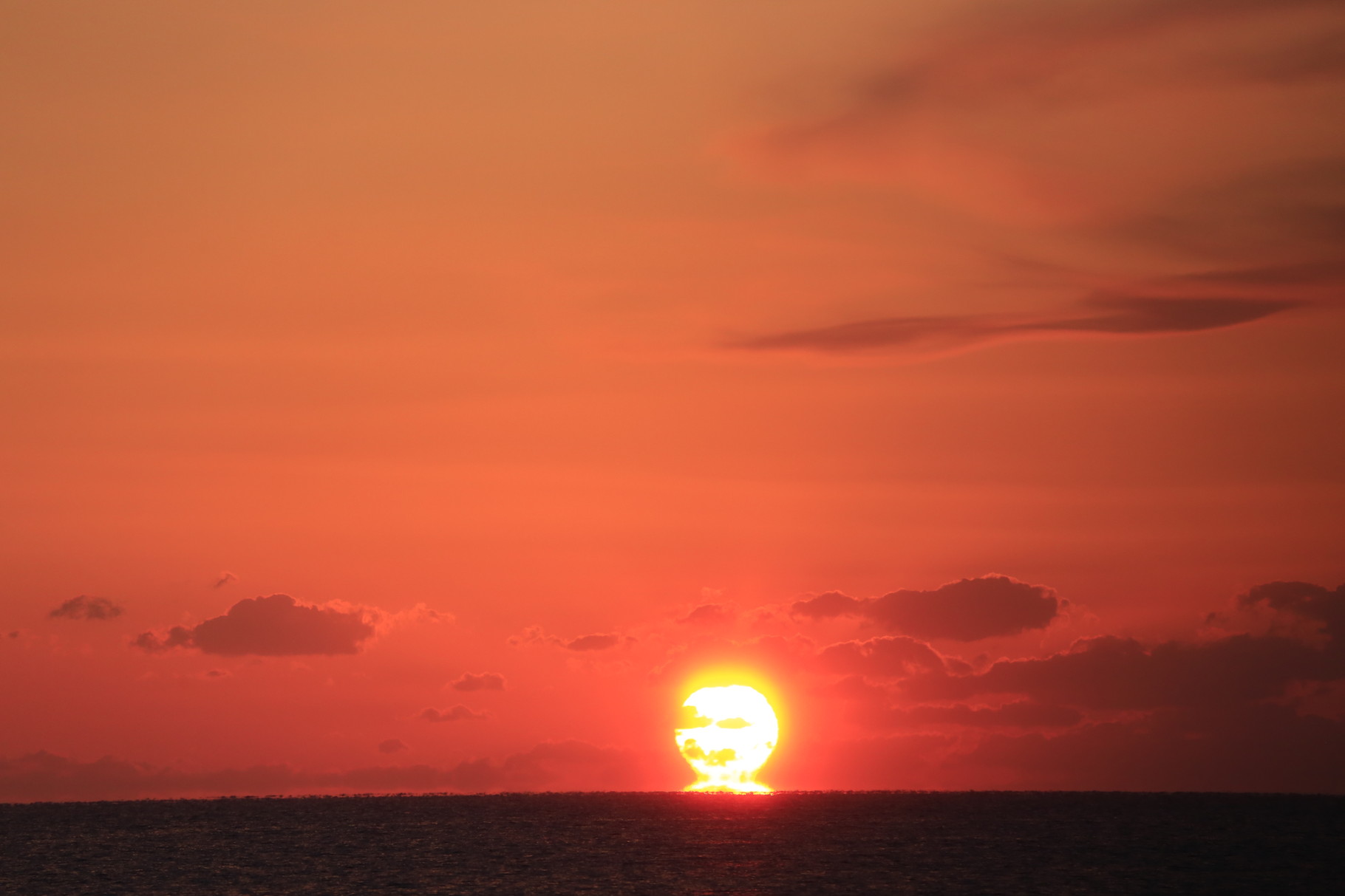 題して「笑う太陽人？」日の出が作った偶然の光景（鹿児島県東串良町 柏原海岸）