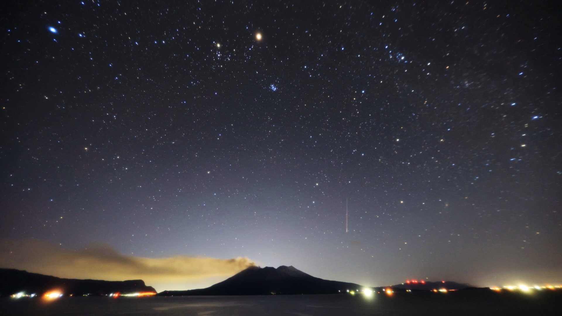 輝く星空の流れ星と桜島(12月25日 垂水市)