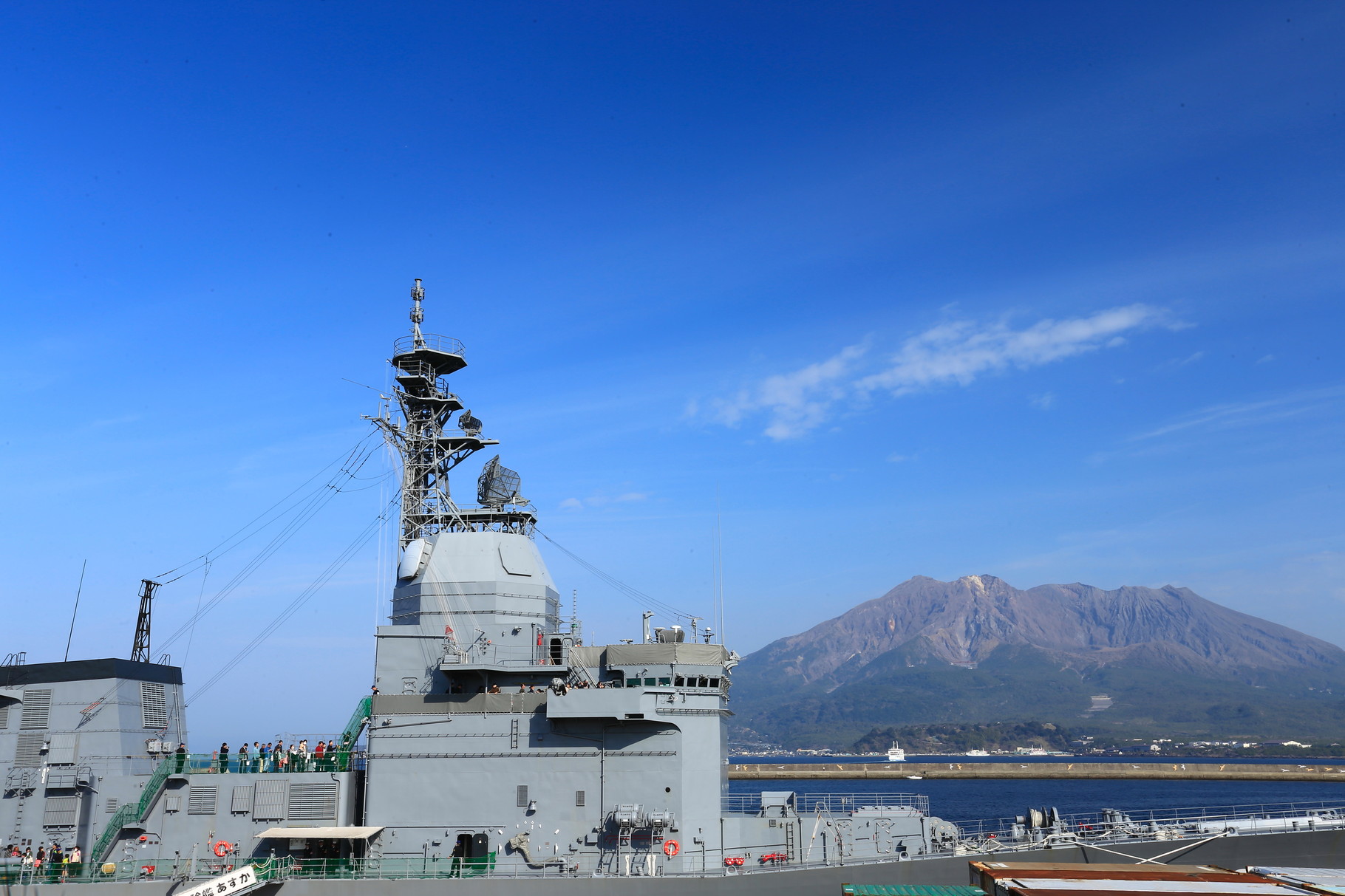 試験艦あすかと桜島（鹿児島市北埠頭）