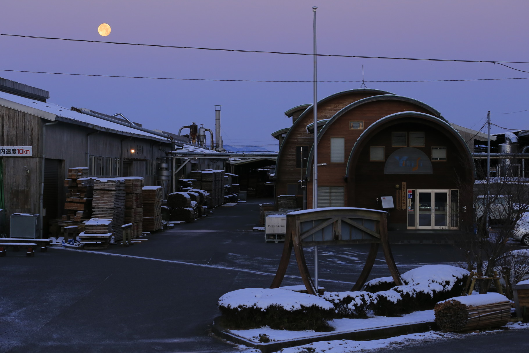 月と雪景色（山佐木材）