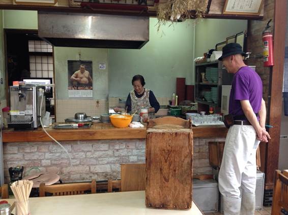 店の中は小ぎれいにされており、年代物のおかもちがいい味を出しています