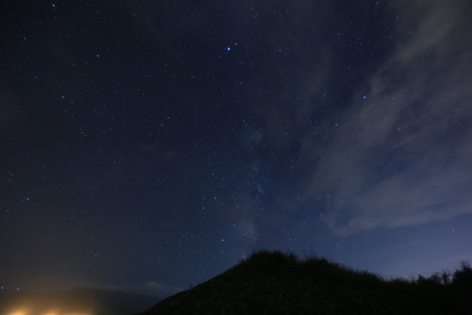 柏原海岸にて。大空を翔る天の川。無数の星たちを画面いっぱいに収めました。