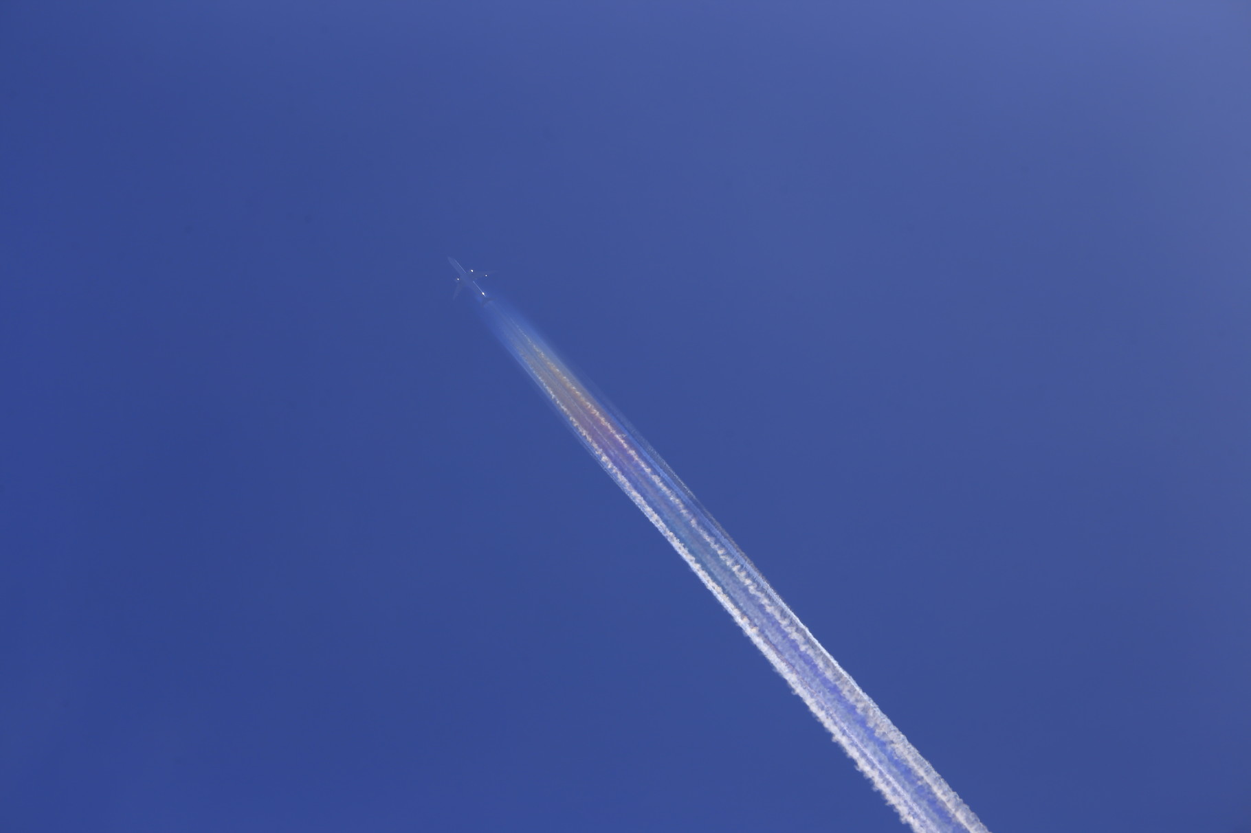 エアメモ会場上空に、彩雲状の飛行機雲発見！（エアーメモリアルinかのや）
