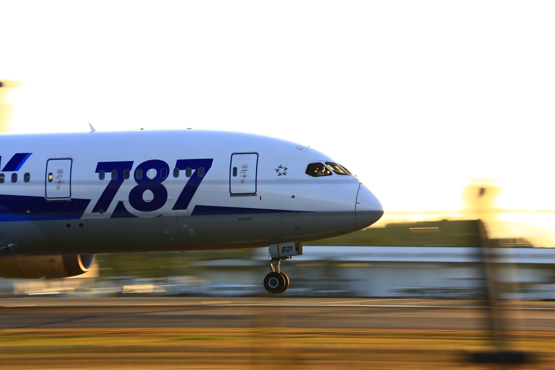 離陸する旅客機（鹿児島空港）