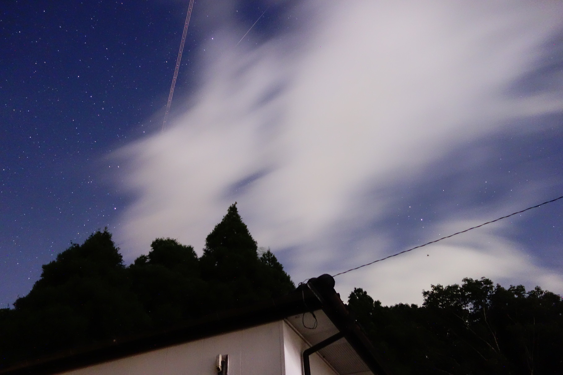なんと偶然流れ星が撮れました！飛行機の軌跡（左側）の右側（白いスジ）