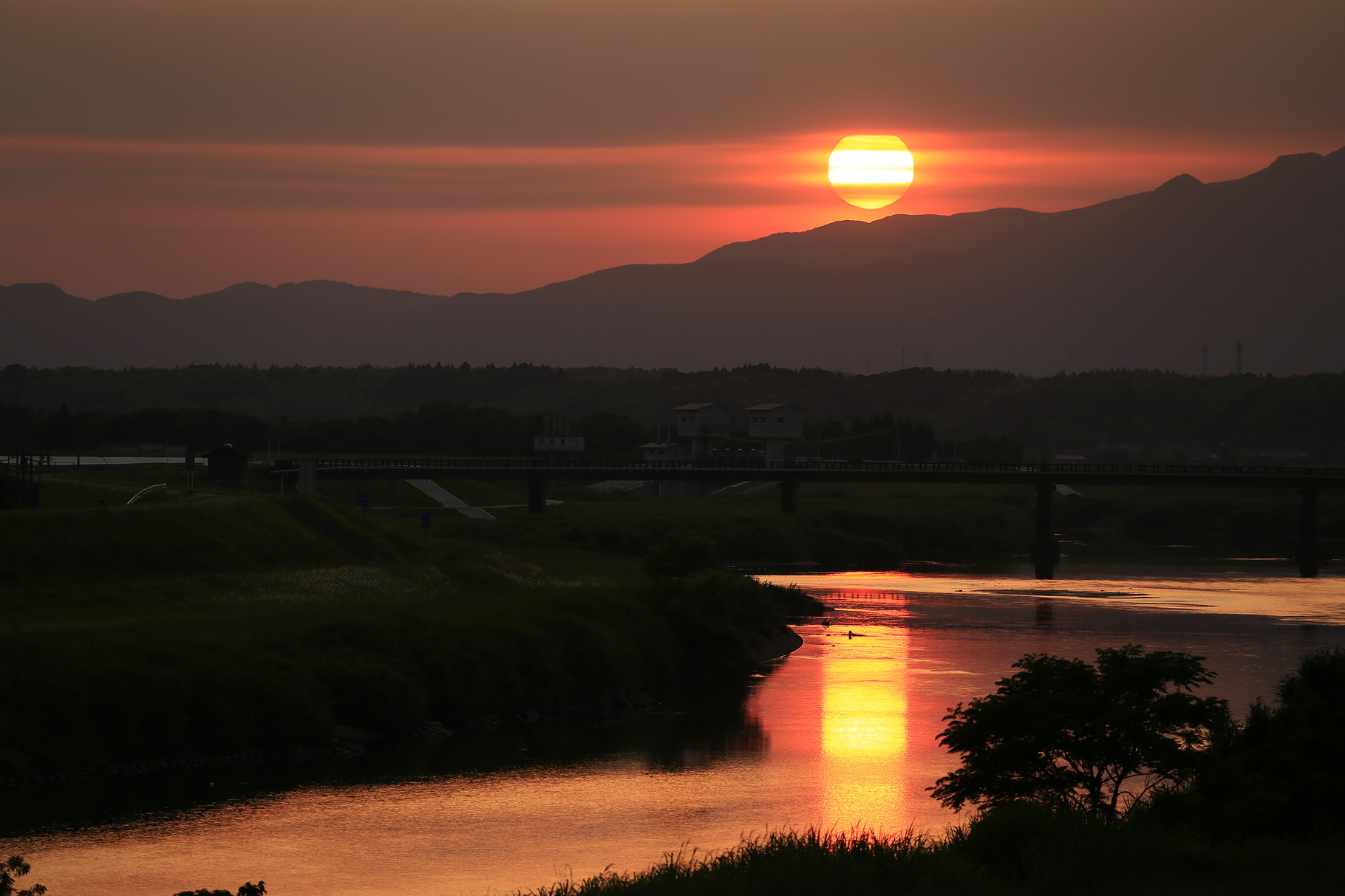 高隈山の背後に沈む夕陽を眺める（肝付町）