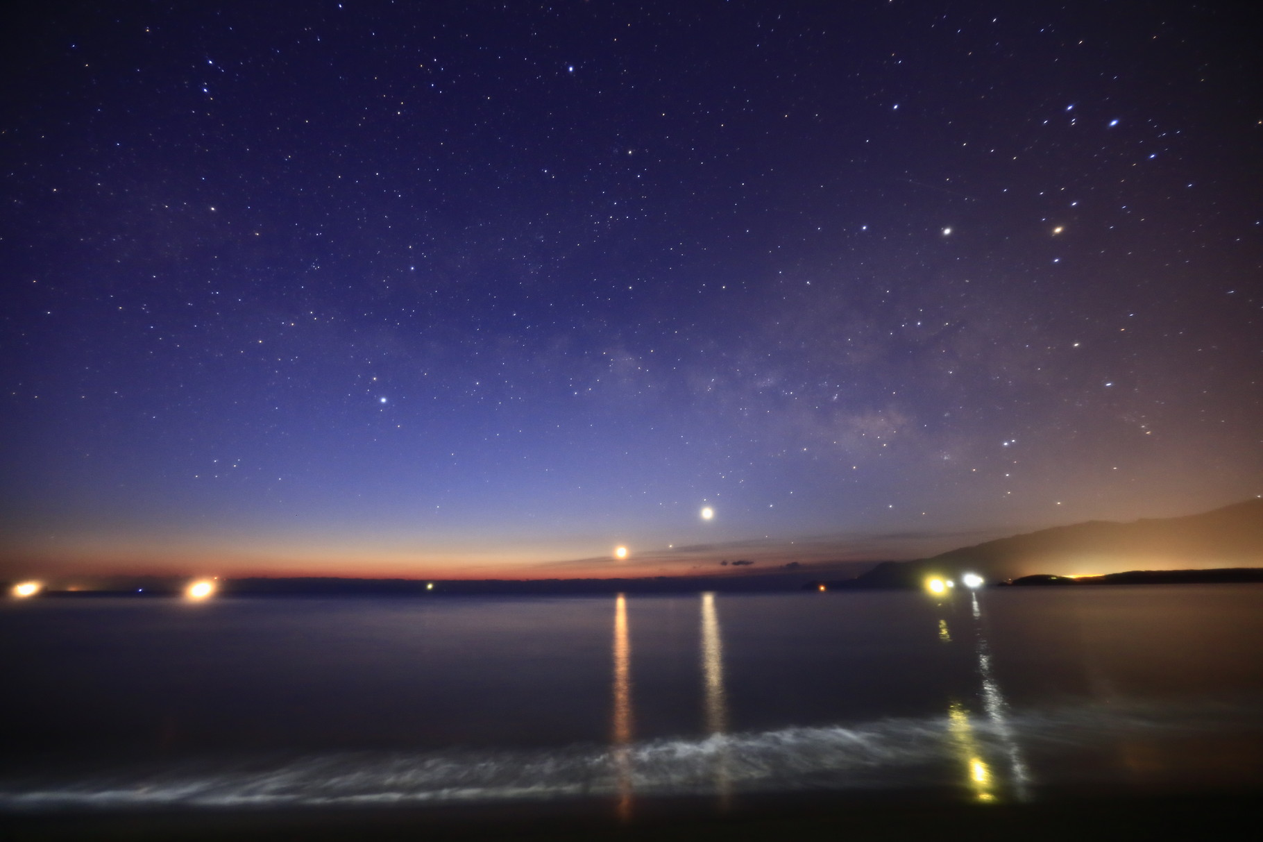 うっすらとせり上がる天の川と夏の星座（夜明けの柏原海岸）