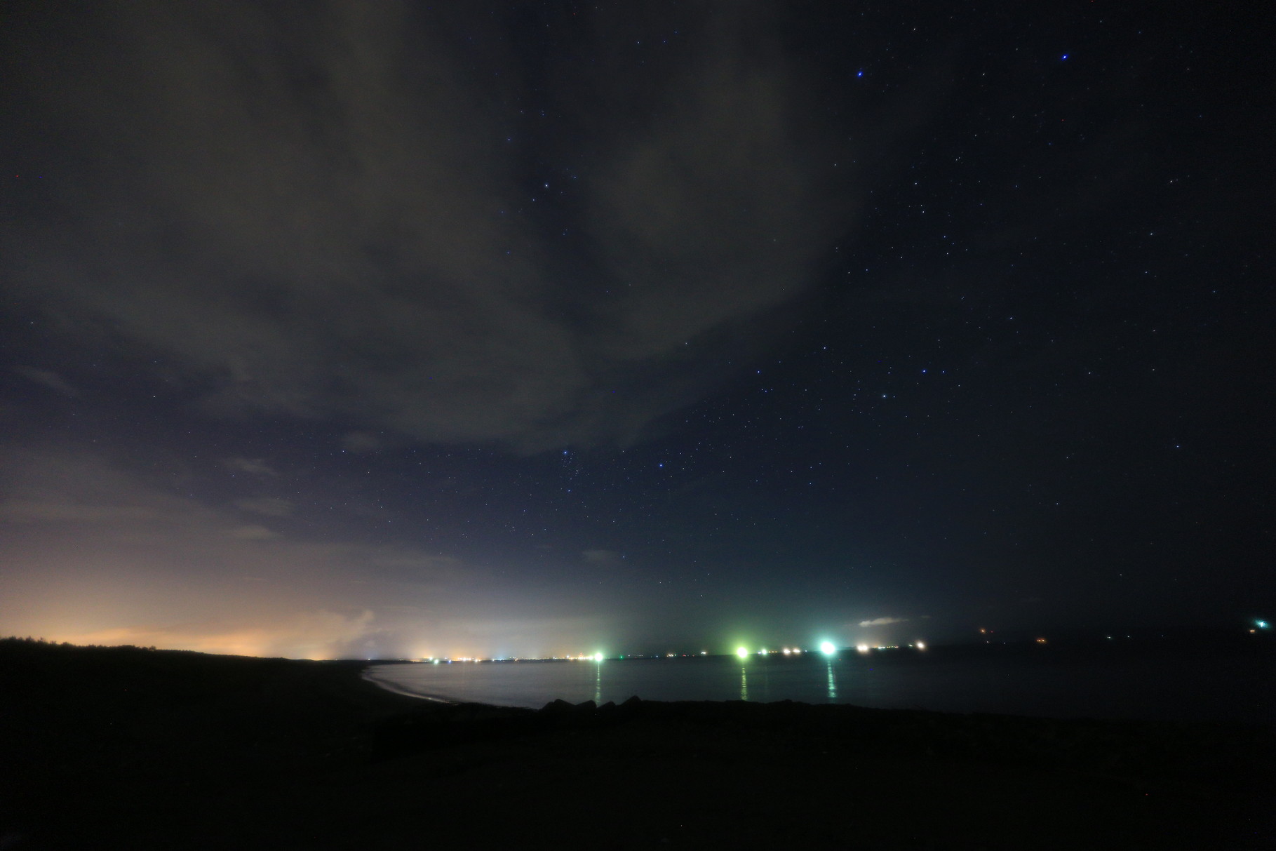 柏原海岸から志布志方面の夜景と星空。