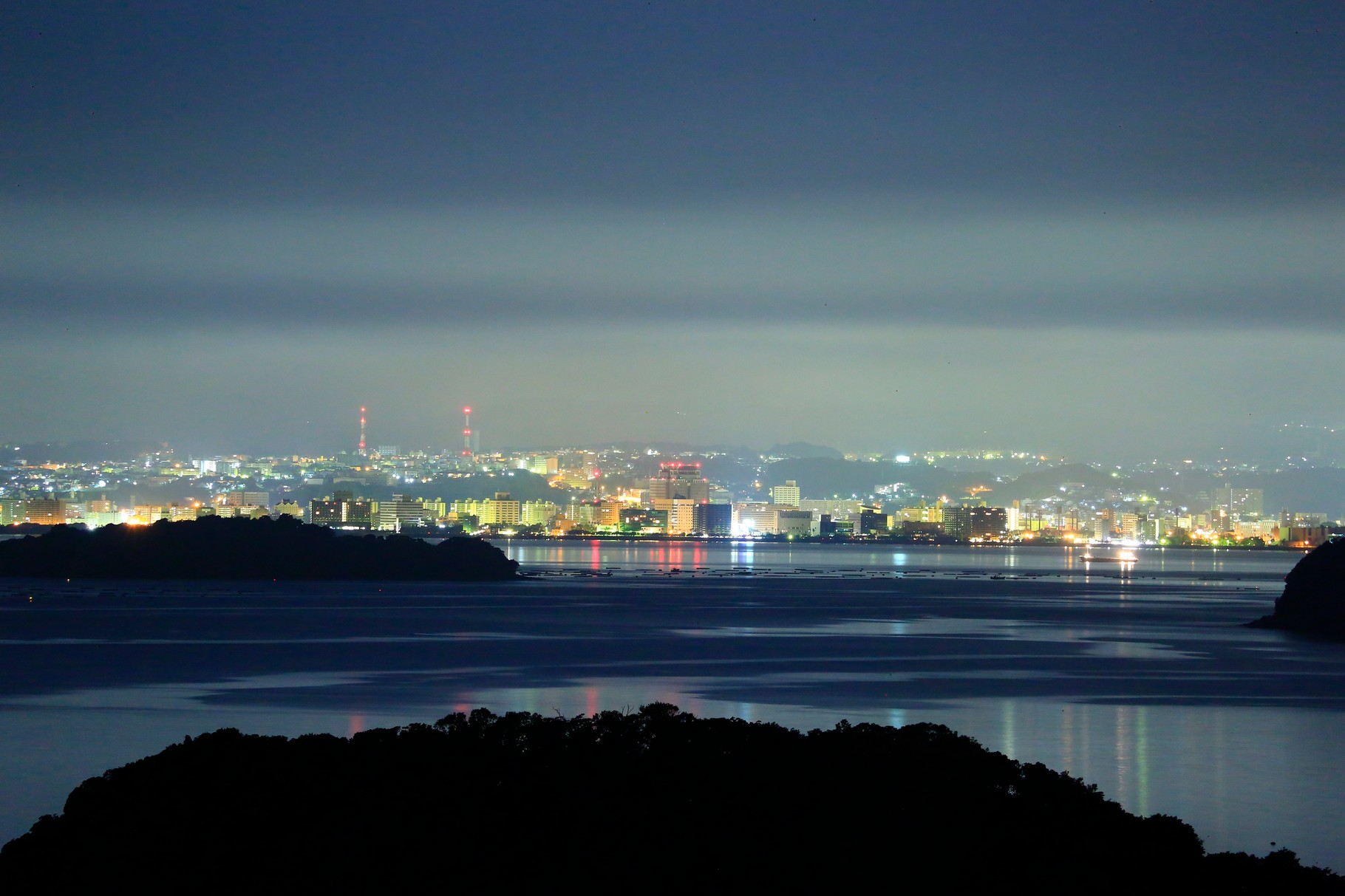 鹿児島市街地の夜景と錦江湾（垂水市からの眺め）