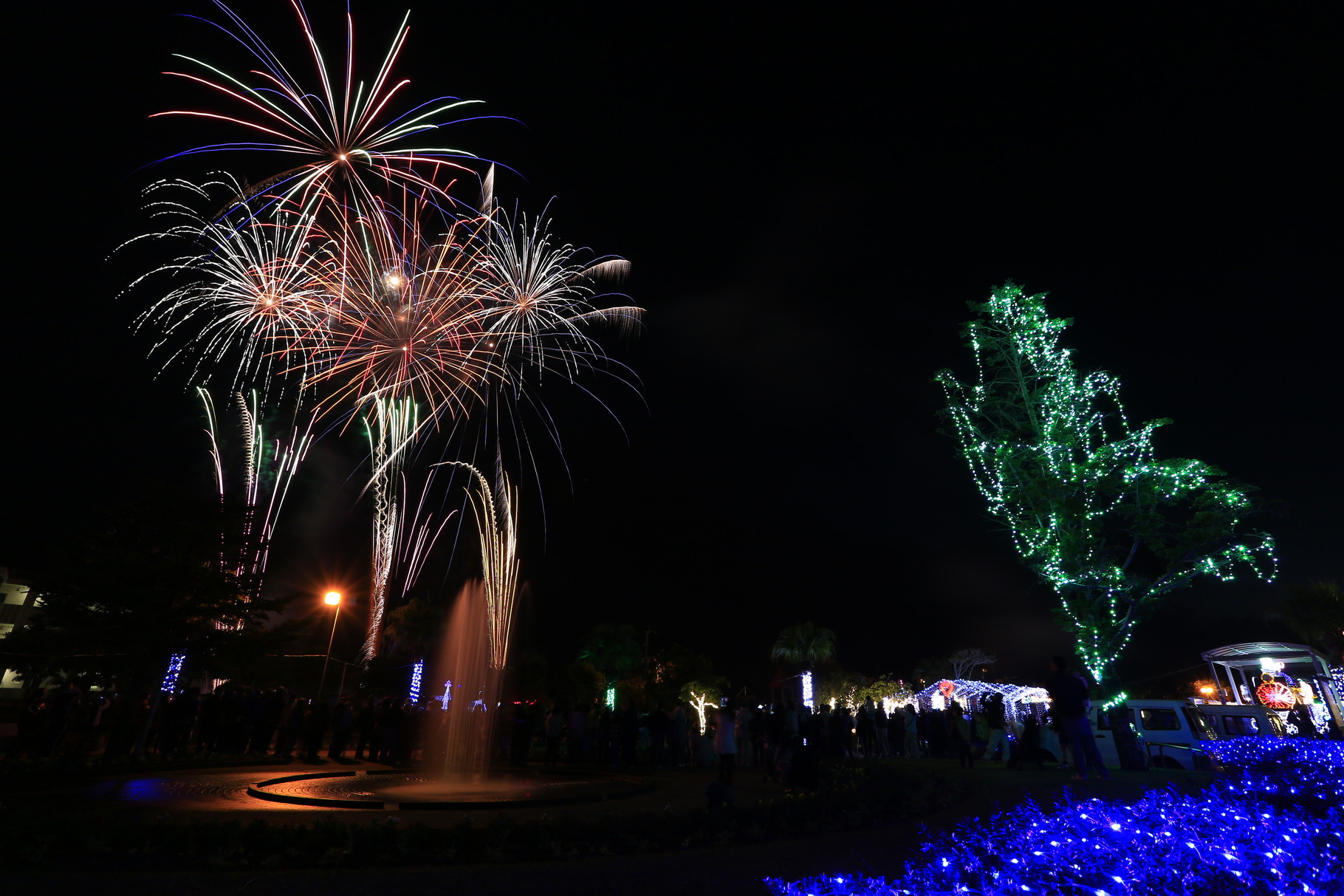 鉄道記念公園イルミネーション点灯式の花火（志布志市）