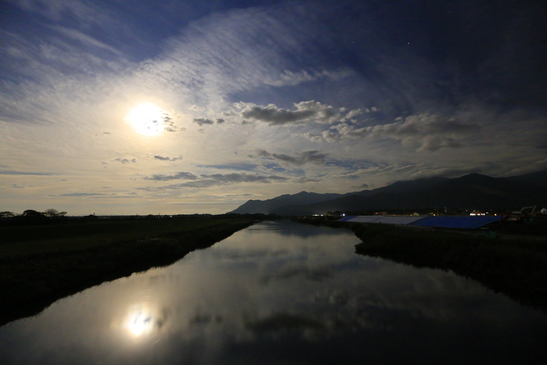 月灯りが水面を照らす（池之園橋）