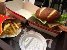 10月23日の昼食マクドナルドがデカいのは海外共通です