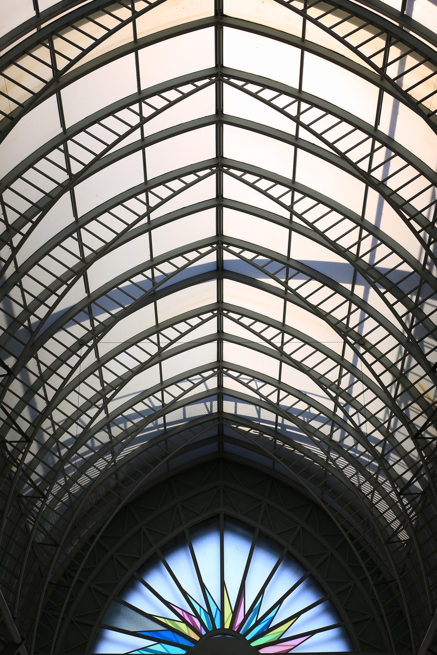 幾何学アートを醸す天文館のアーケード（鹿児島市）