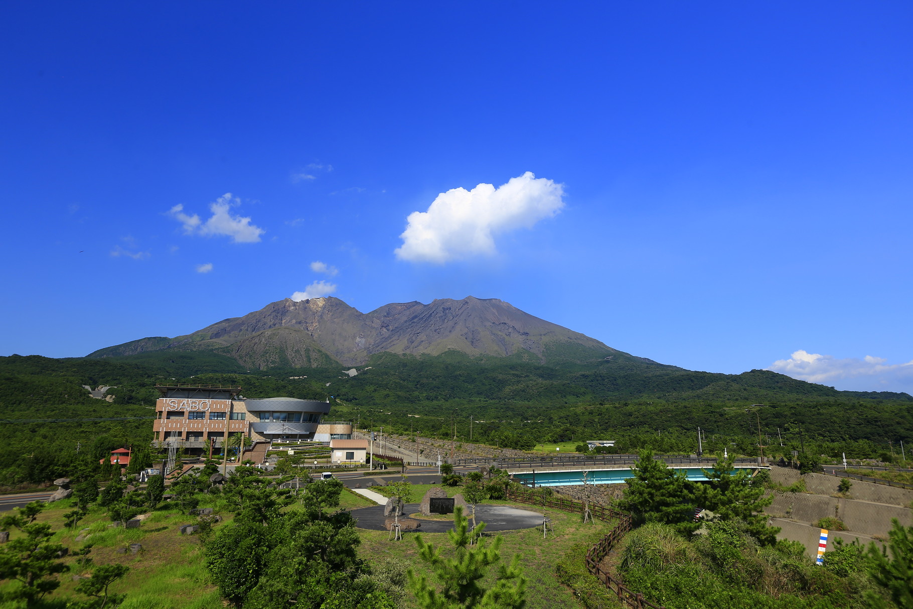 桜島国際火山砂防センターと桜島を眺める（展望所から）