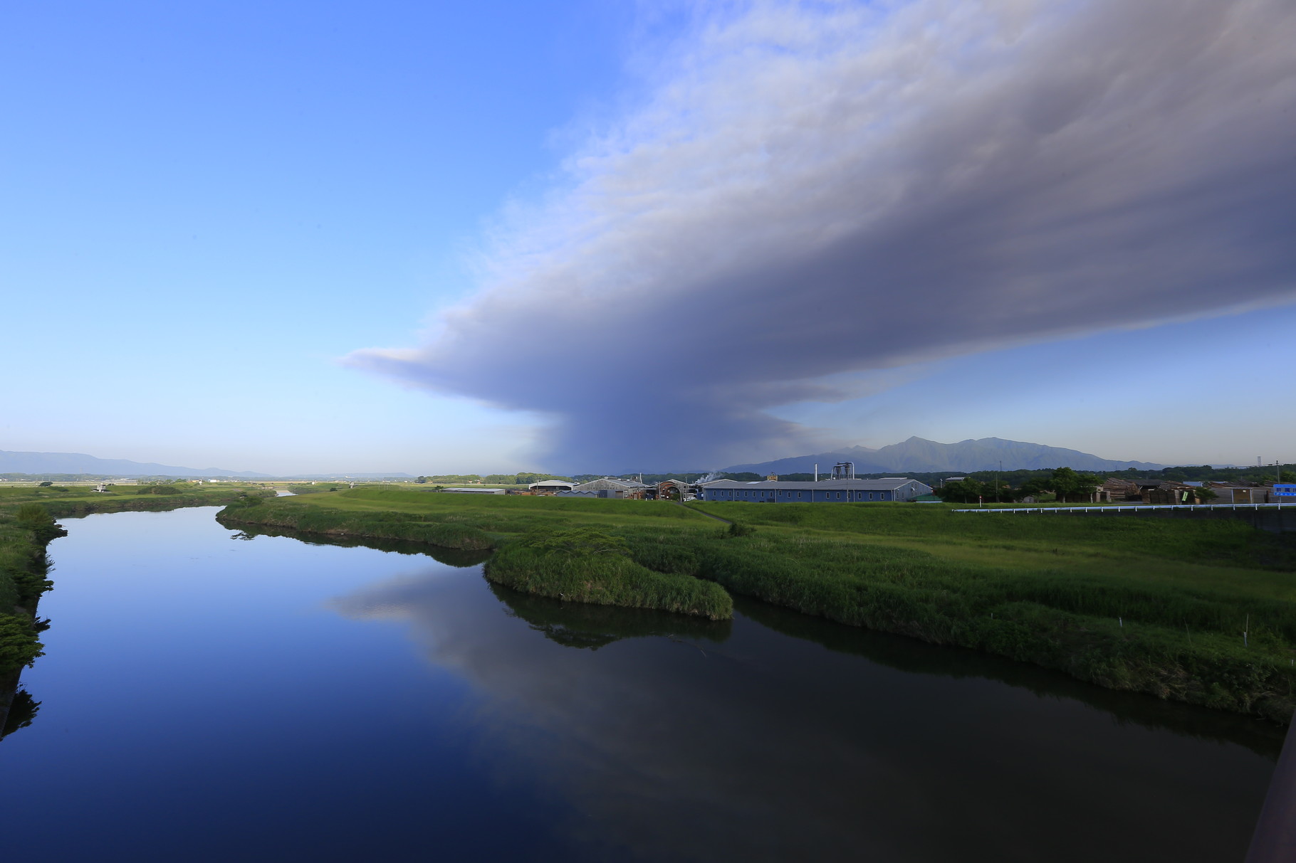 早朝に桜島が爆発。4100mに達した噴煙が会社上空を覆う（山佐木材上空）