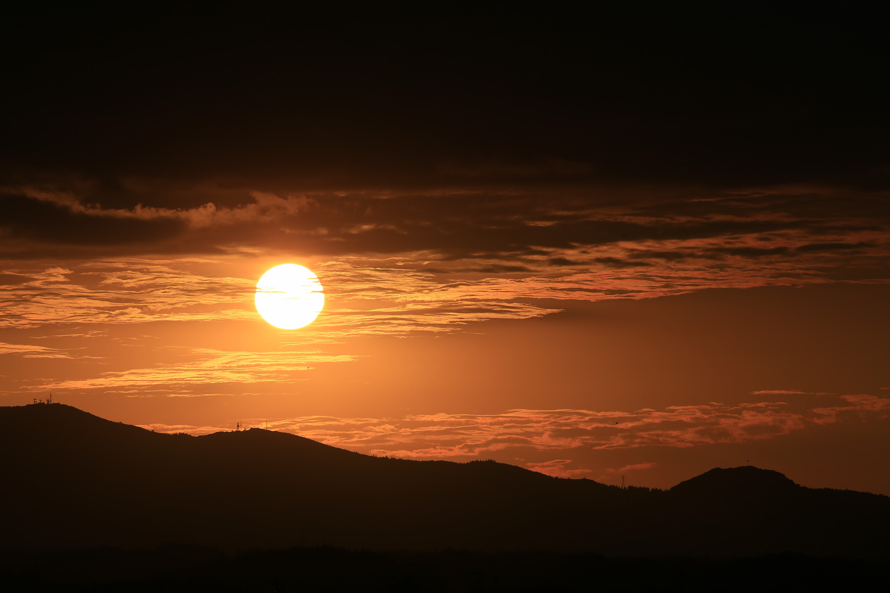 高良橋から眺める夕陽を望遠レンズで撮影（肝付町）