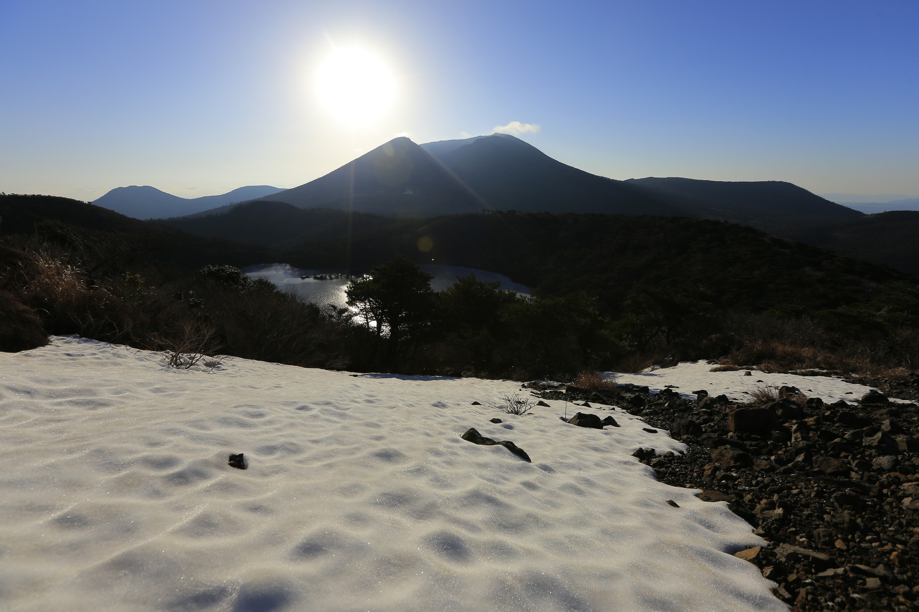 白鳥山山頂から臨む韓国岳と白紫池（えびの高原）