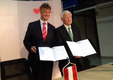 グラーツ工科大学・カインツ学長 （左）と日本CLT協会・中島会長（右）