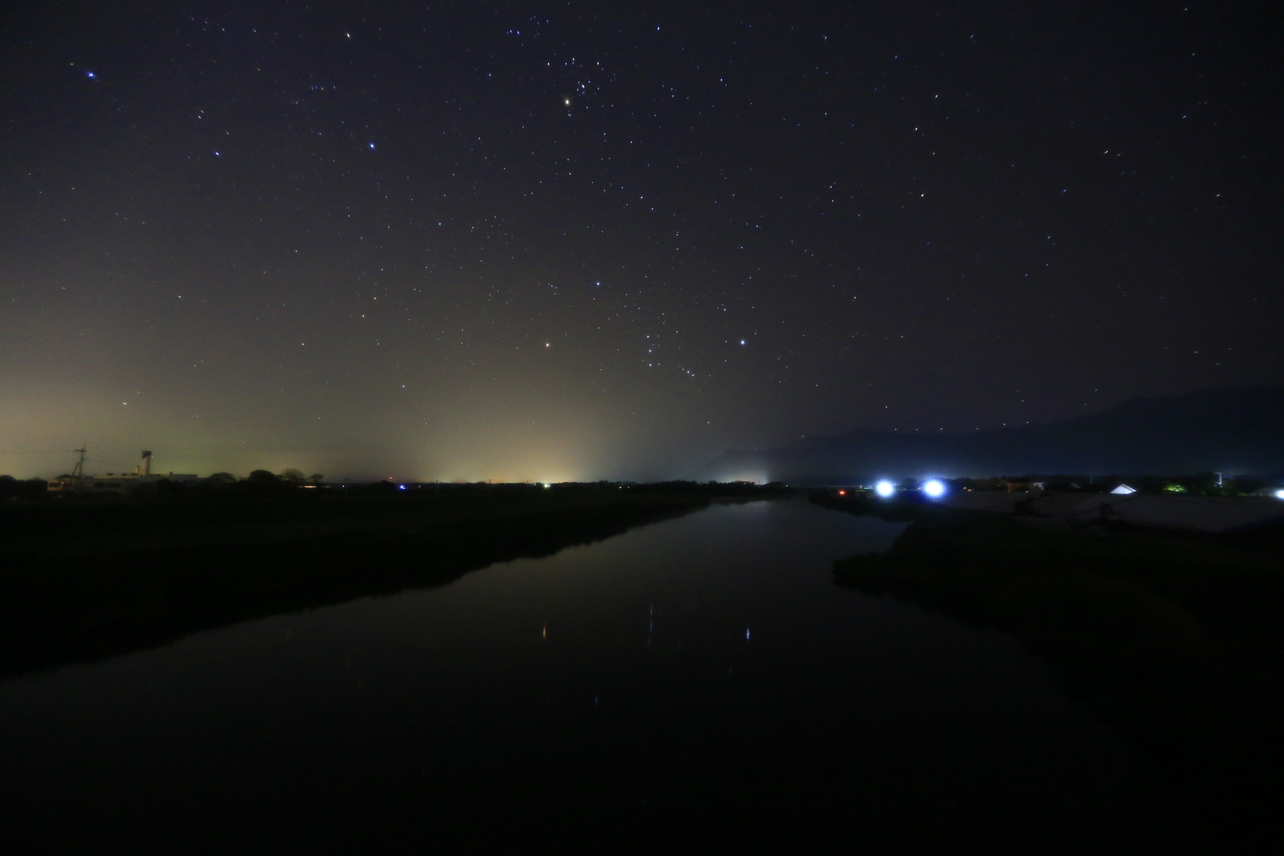 夜の池之園橋から見る星空の風景