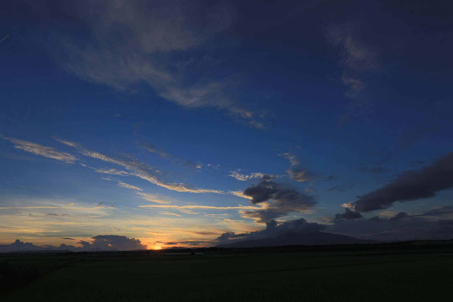 会社近くの夕景。広角レンズで広大な空を目一杯取り入れた構図にしました。