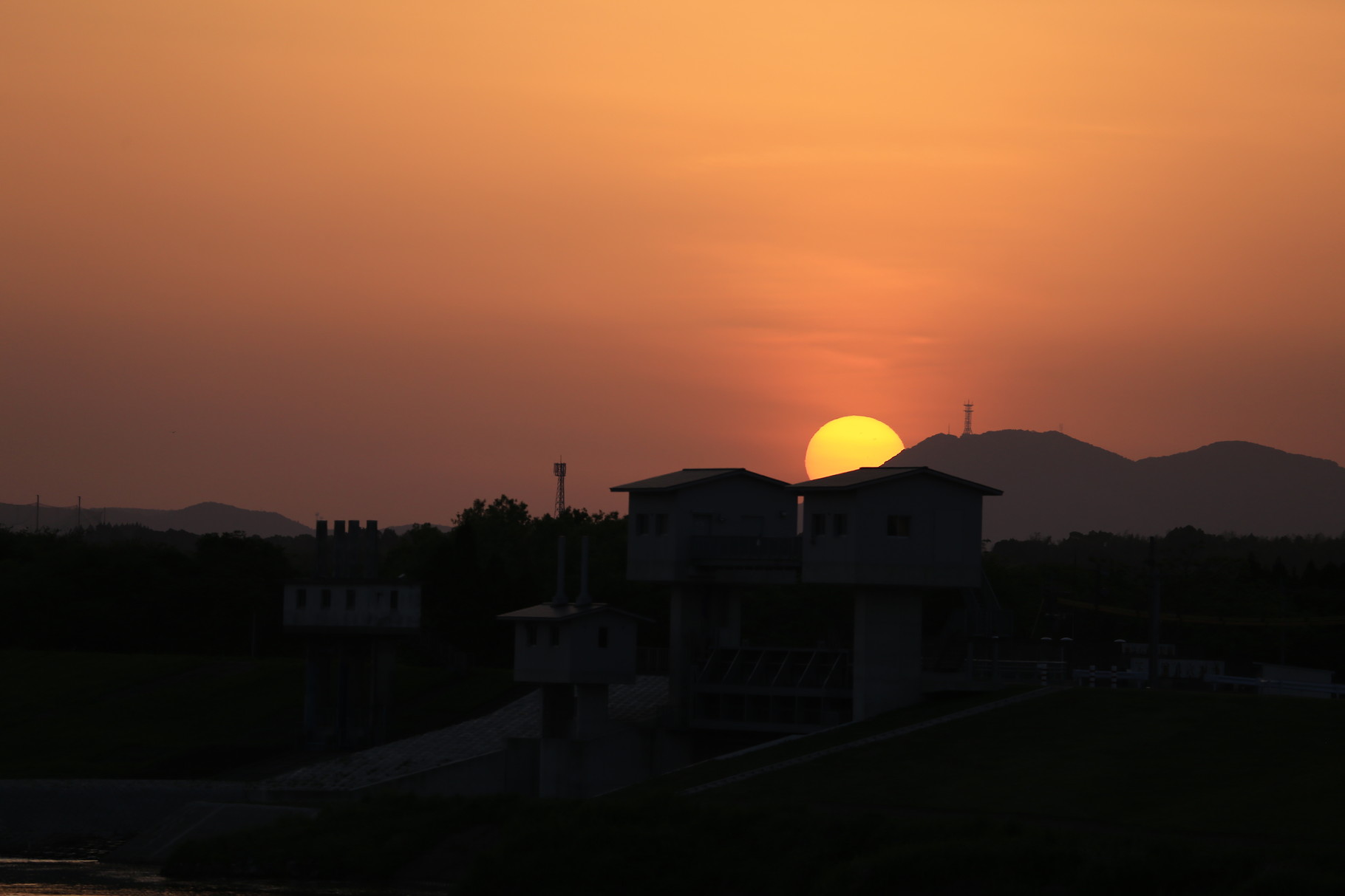 あの夕陽に向かって走ろう！（青春ドラマ風）（池之園橋）