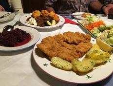 10月23日夕食の一部 オーストリア名物 シュニッツェル