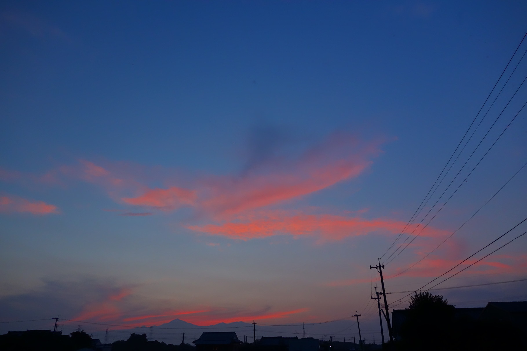 真っ赤に染まる夕焼け雲