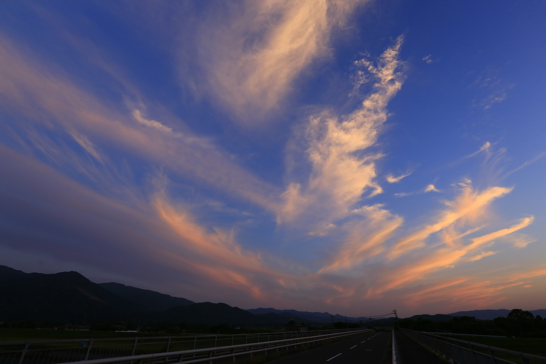 沈んだ後の夕陽の光に染まる雲（俣瀬橋）