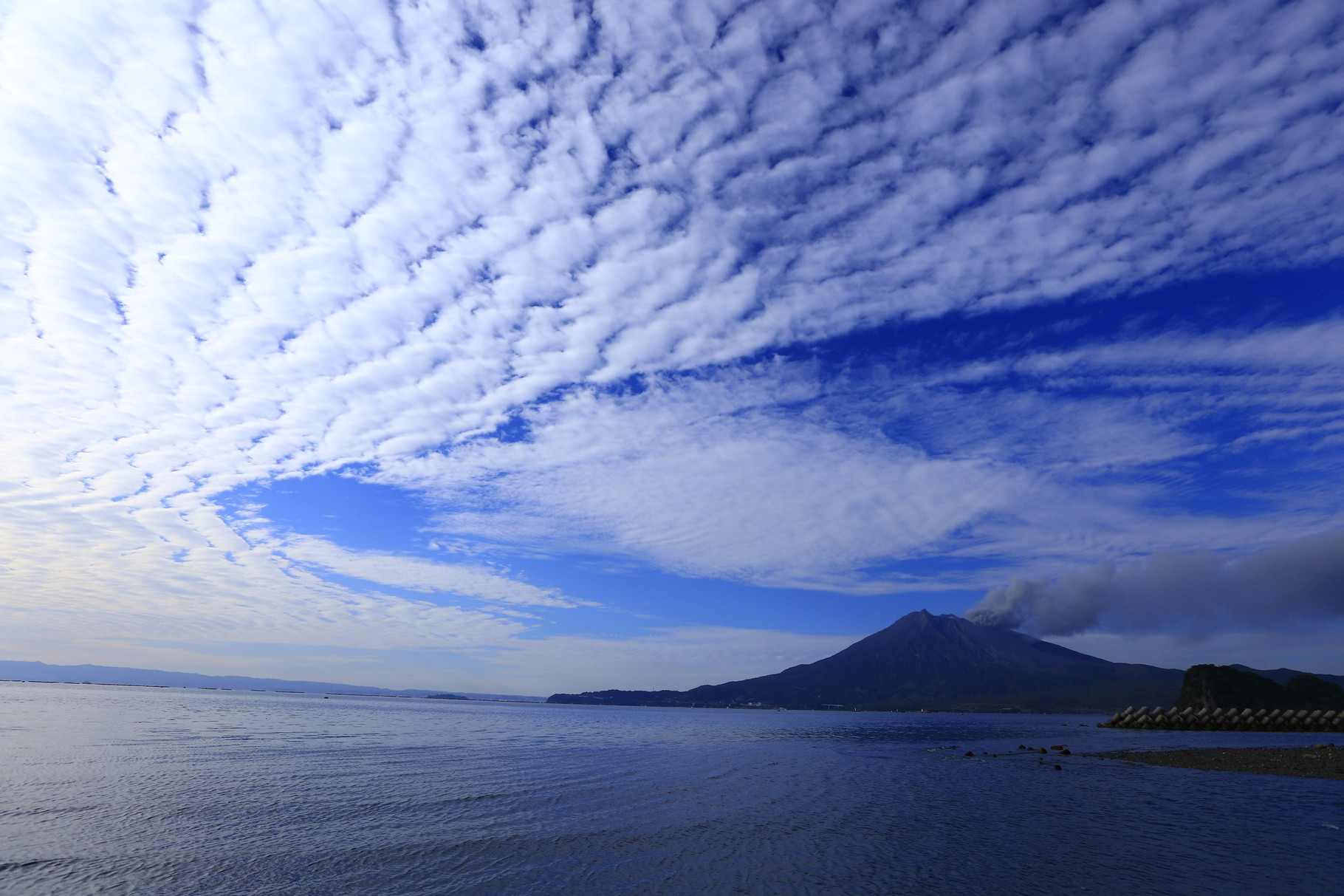 桜島を取り巻くように浮んだ うろこ雲。（桜島）