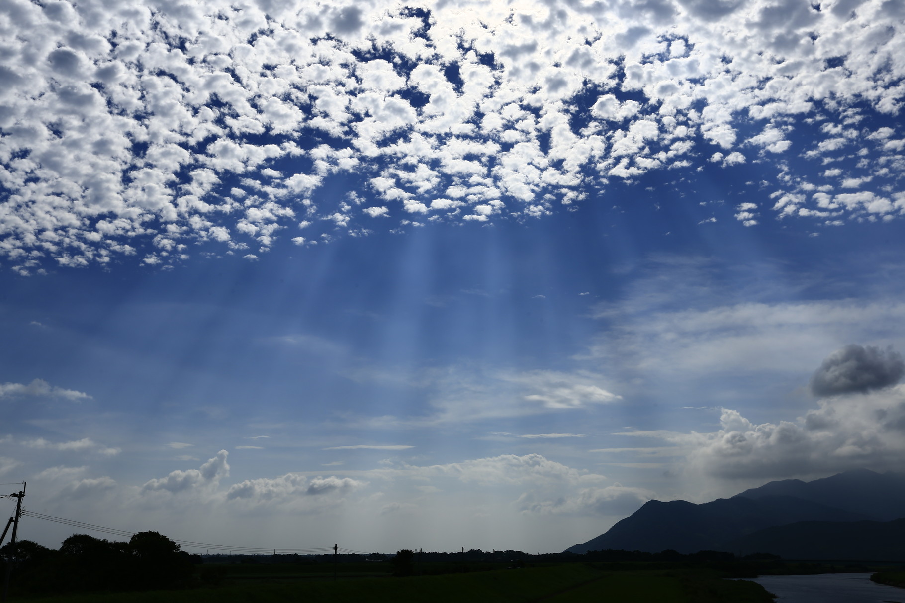 雲の隙間から光降り注ぐ（池之園橋_早朝）