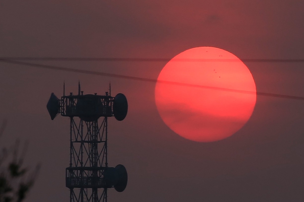 よくみれば黒点まで見える夕陽（鹿屋市串良町）