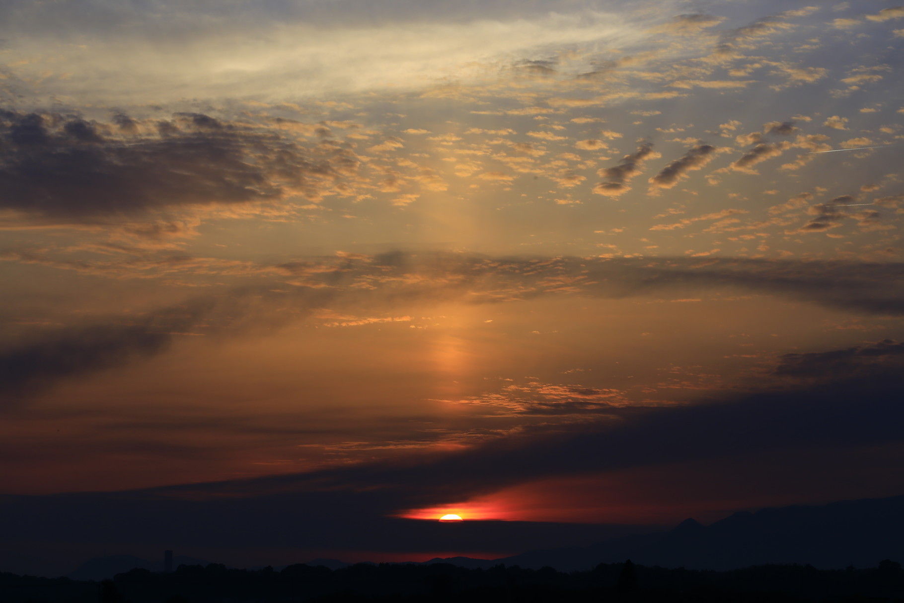夕陽の真上に光の柱現る