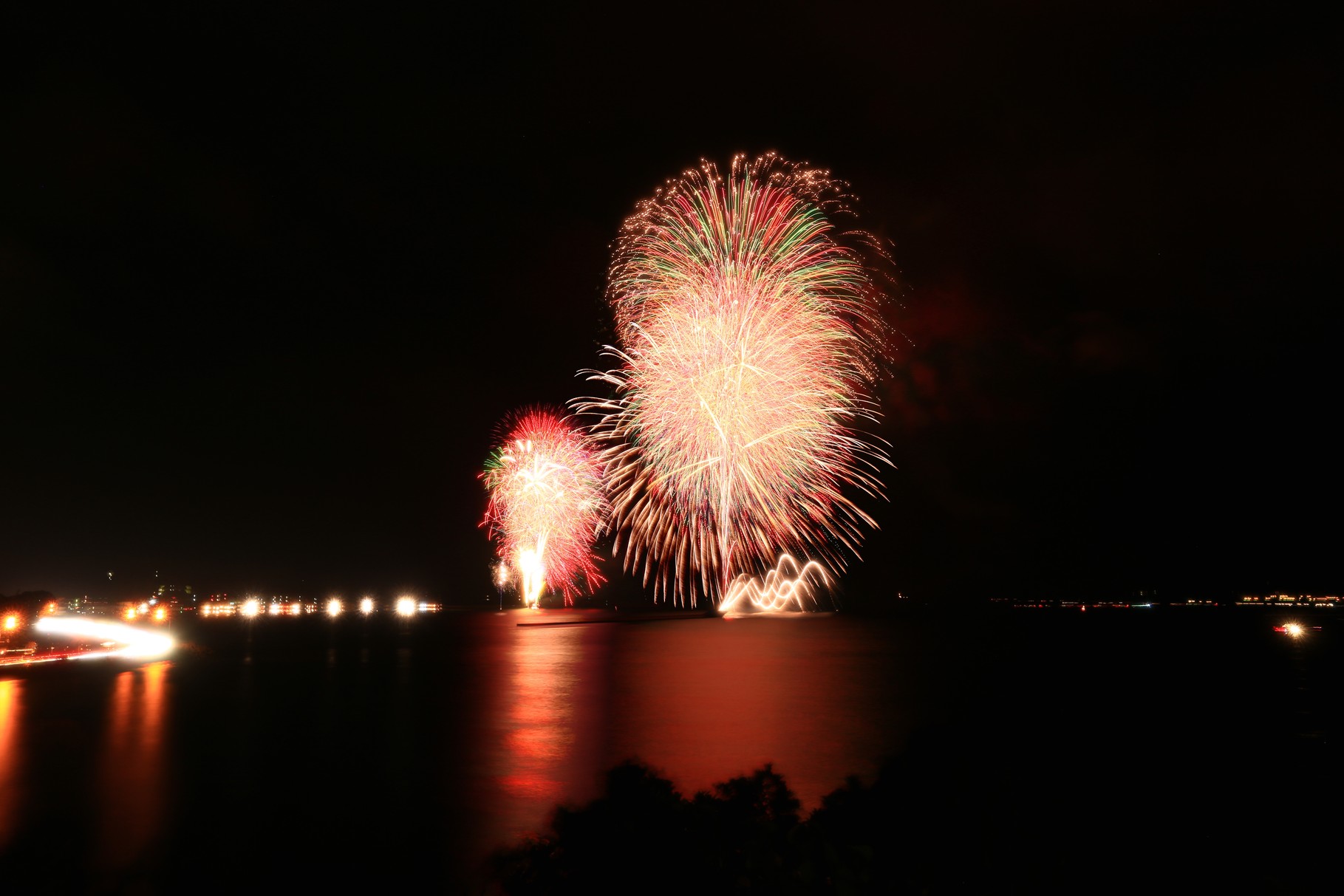 かのや夏祭り納涼花火大会２。錦江湾が華やかな彩りに包まれた。