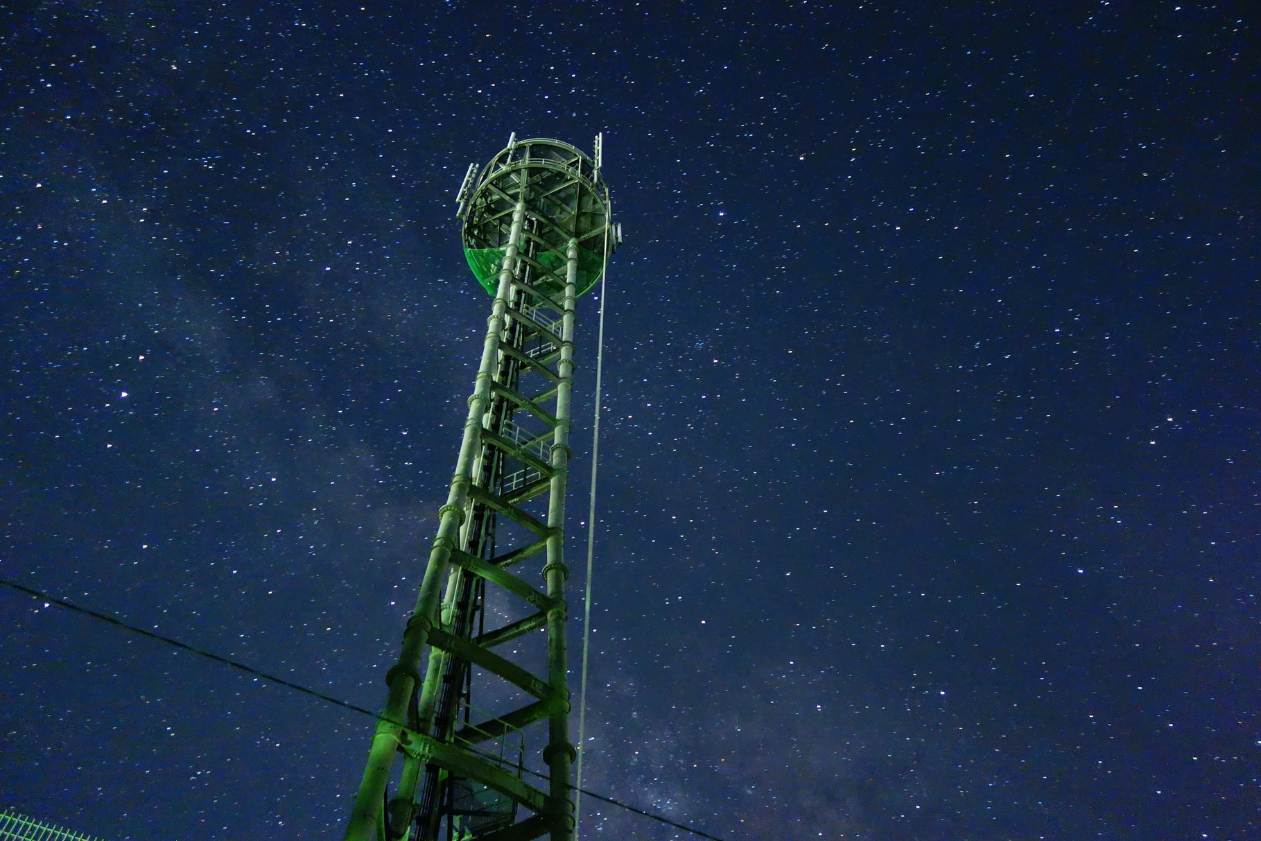携帯アンテナ基地局と星空。SFチックな景色。