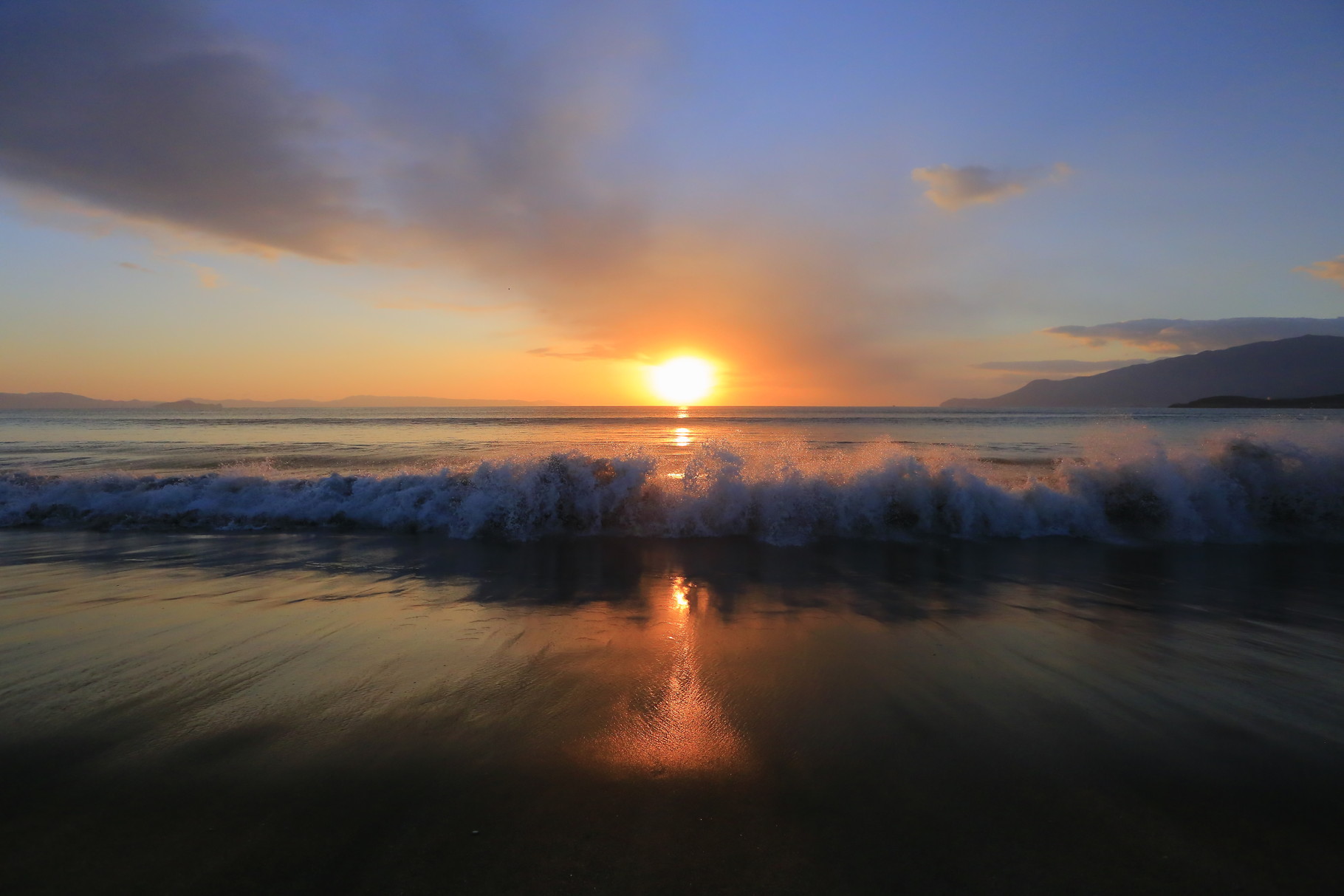 柏原海岸の日の出　打ち寄せる波と海が美しい（鹿児島県東串良町）