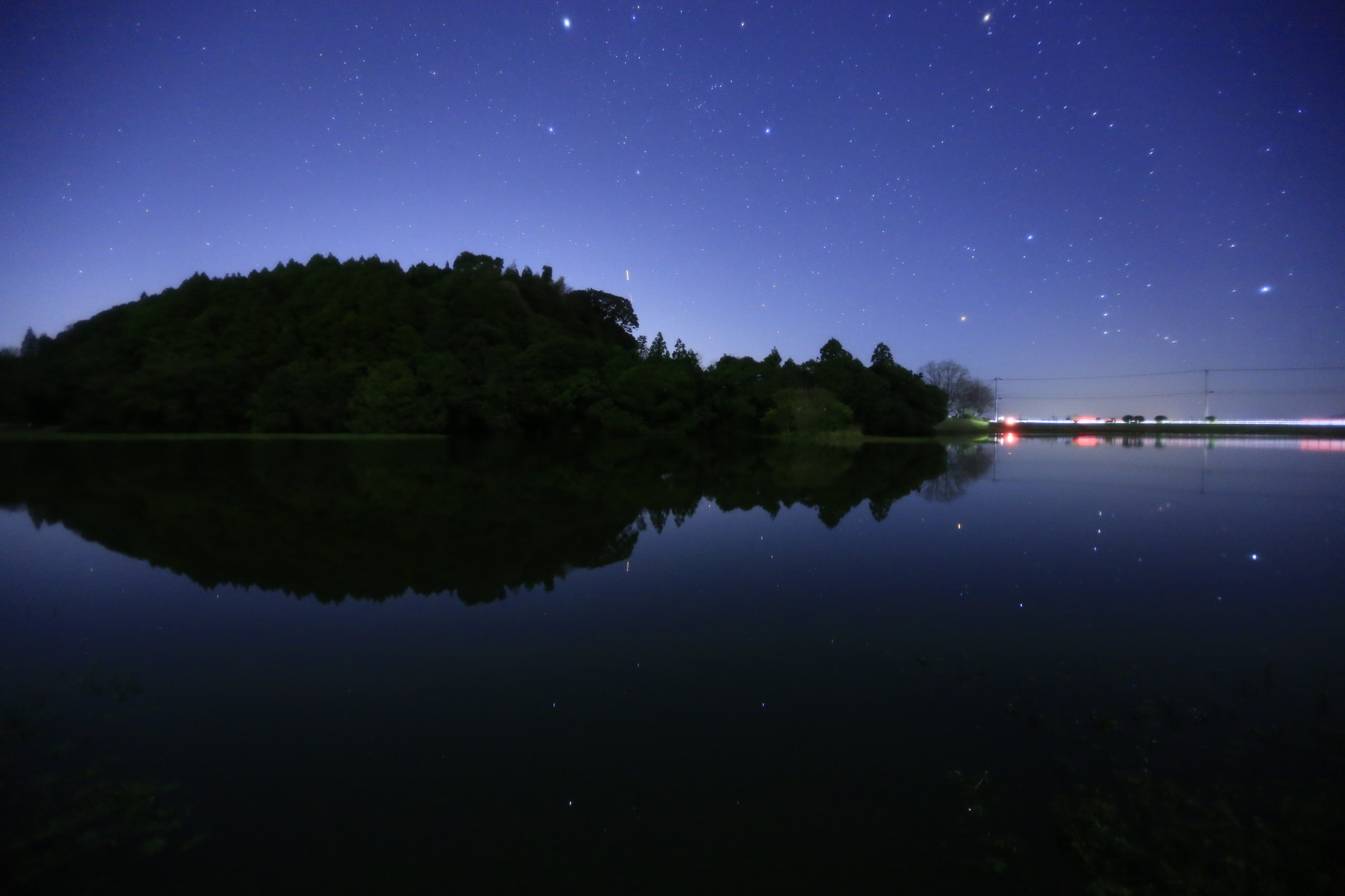 水面に写る星々を見ていると、まるで宇宙を旅している気分になれる（下小原池公園）