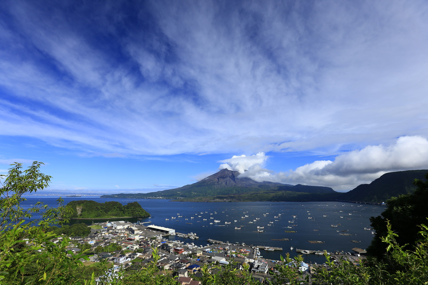 穏やかな桜島 海潟から桜島の眺め