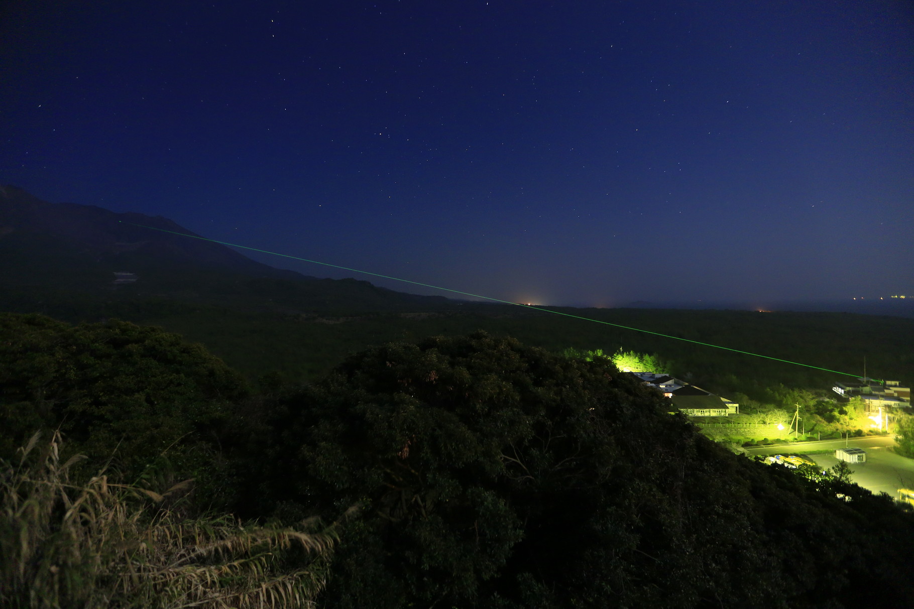 桜島へと伸びるレーザー光線（3/20鹿児島市桜島横山町恐竜公園）