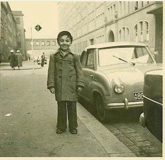 Der Herausgeber dieser Website in der Schrammstr. vor Hausnr. 10 Blickrichtung Innenstadt 1955/56