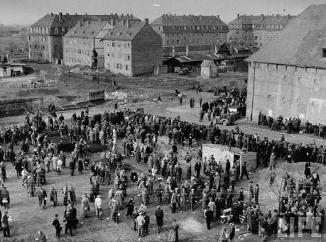 Vor dem Goethebunker 11./12.04.1945