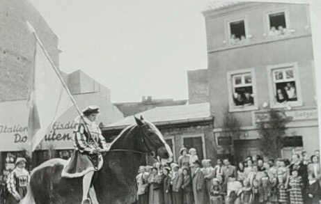 Umzug 700 Jahre Stadtverderben in der Manggasse - Reiter mit Schweinfurter Standarte - 1954