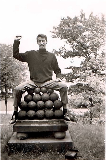 Karl Dill sitzt in den 1960ern auf Kanonenkugeln im Fichtelsgarten. Diese sind heute nicht mehr vorhanden. Wohin sie wohl gekommen sind? Der Sockel ist noch vor Ort.