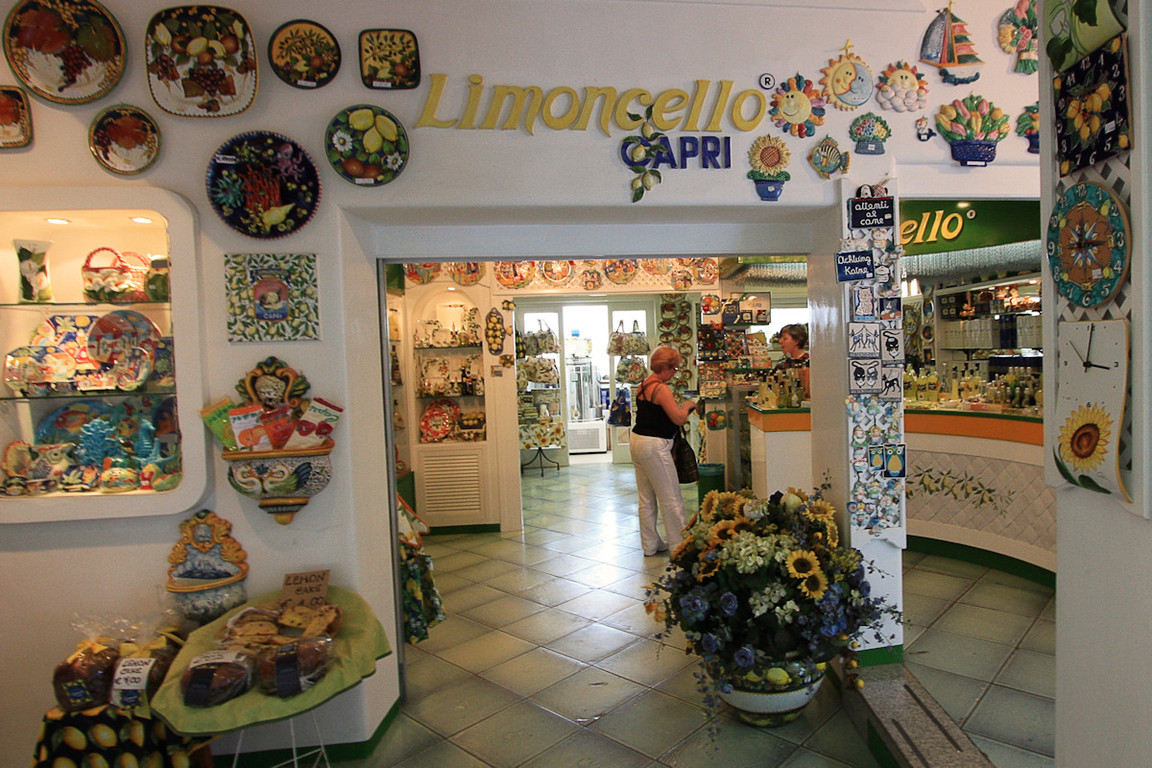 Basia na zakupach w sklepiku na Capri